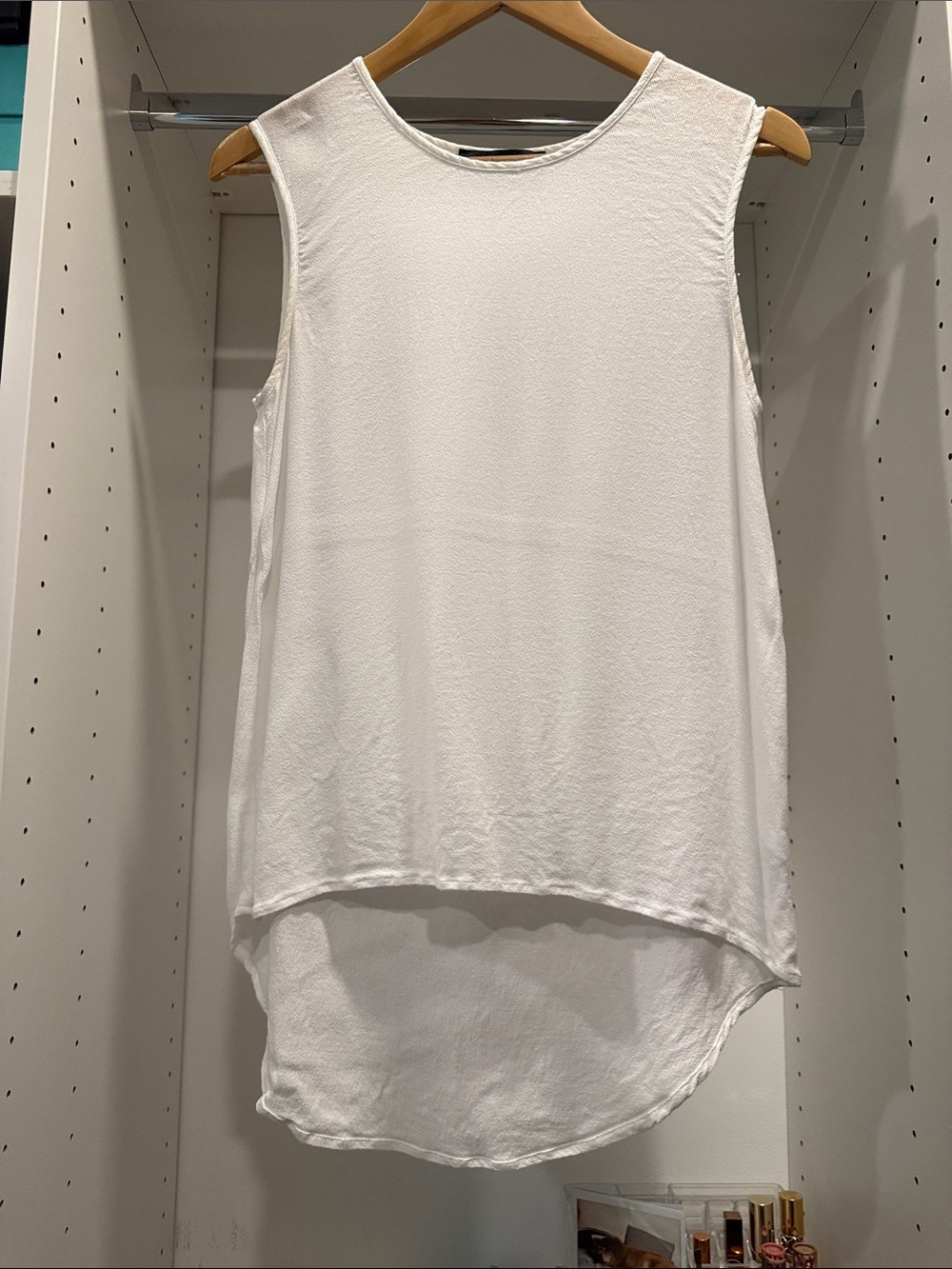 Decjuba Women’s White Sleeveless High-Low Tank Top